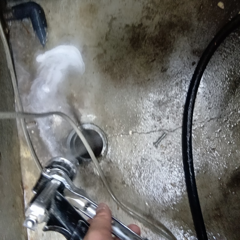 排水溝まわりにシロアリ駆除剤を散布