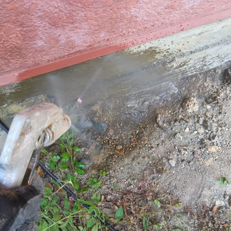 建物の外周にシロアリ駆除剤を散布