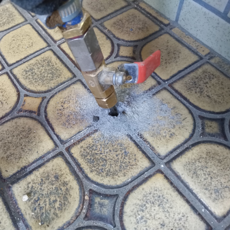 床にシロアリ駆除剤を注入