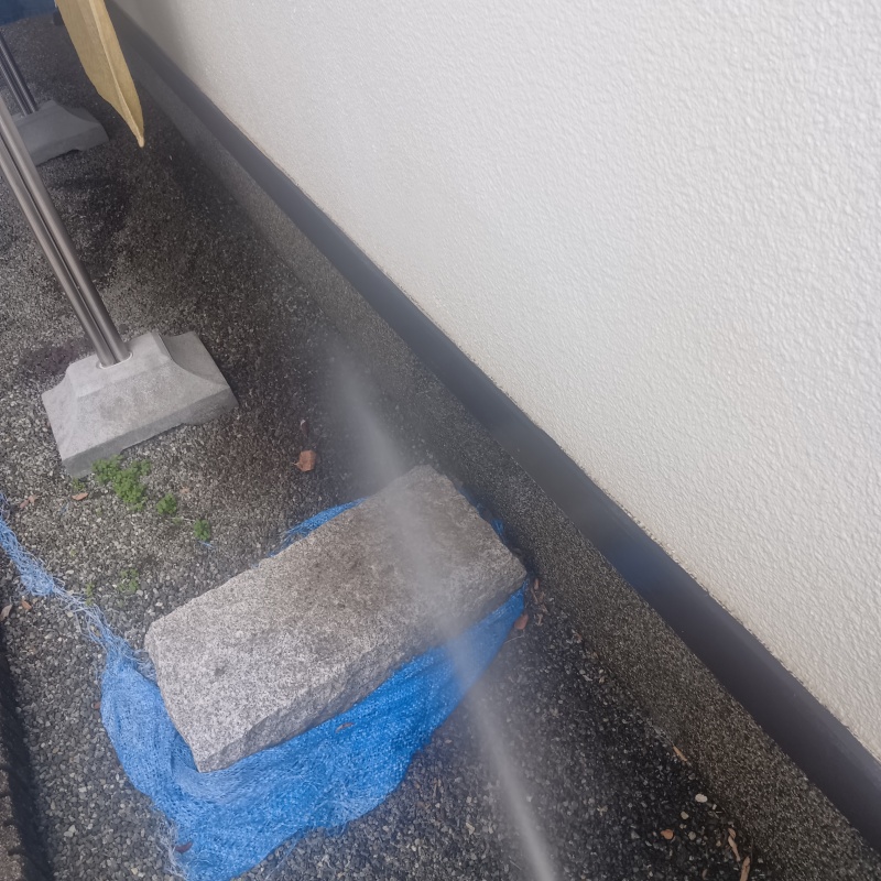 建物の外周に防蟻剤を散布