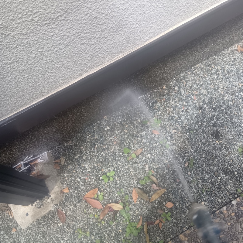 建物の外周に防蟻剤を散布