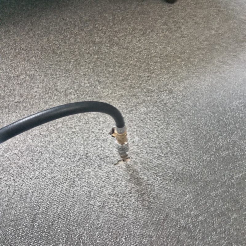 床にシロアリ駆除剤を注入