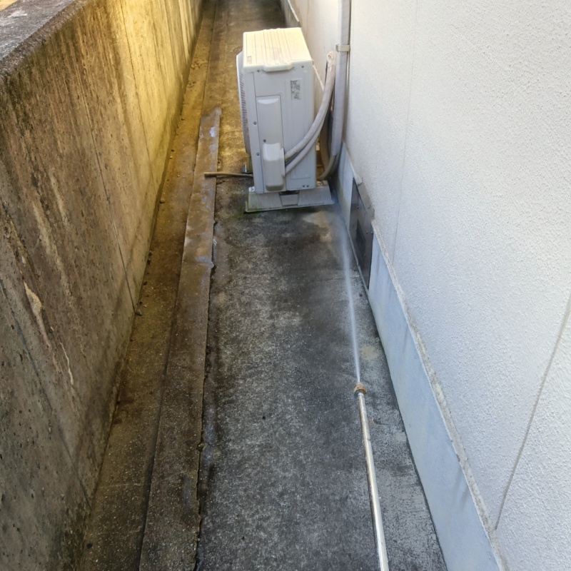 建物まわりにシロアリ駆除剤を散布