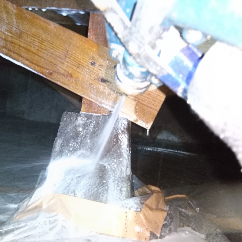 束石まわりにシロアリ駆除剤を散布