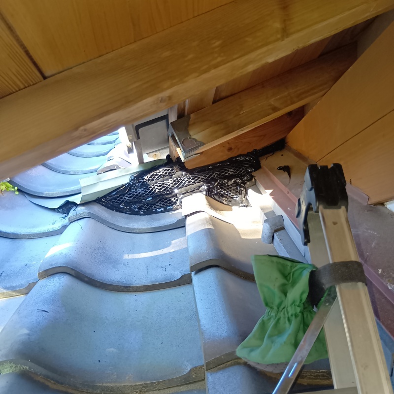 屋根のすき間を封鎖