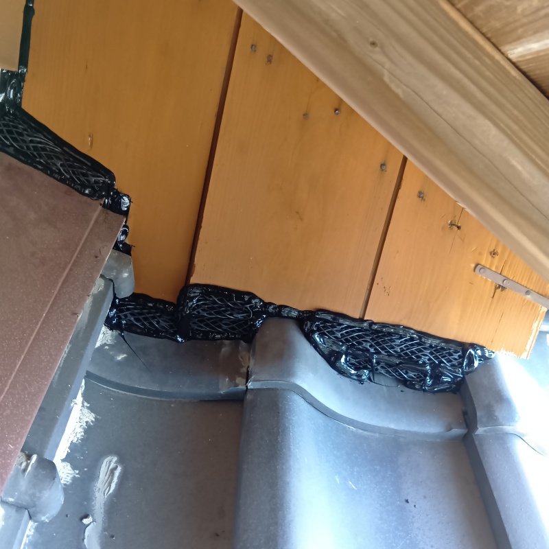 屋根のすき間を封鎖