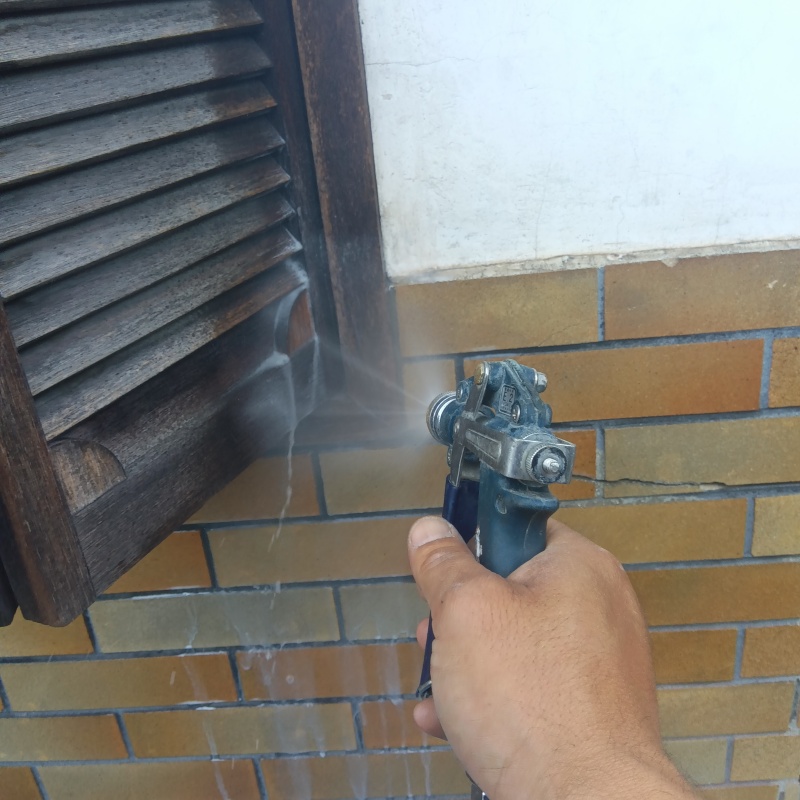建物の外周にシロアリ駆除剤を散布