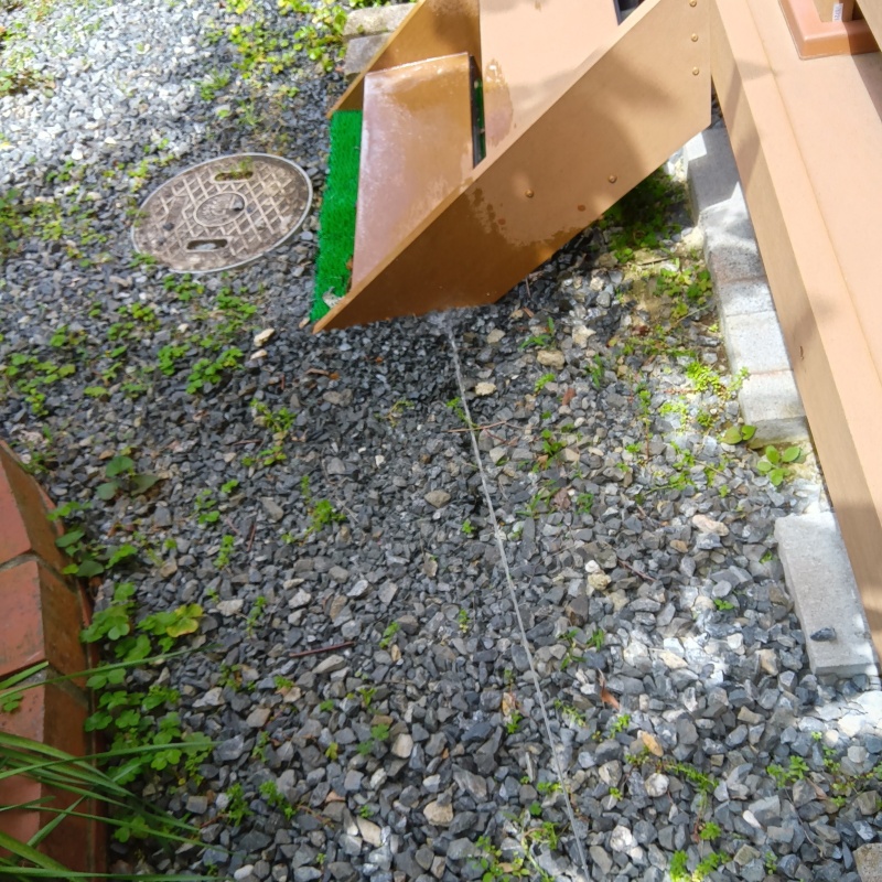 ウッドデッキに防蟻剤を散布