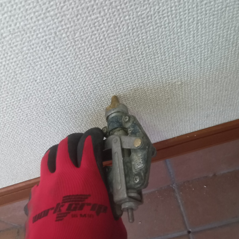 玄関の壁にシロアリ駆除剤を注入