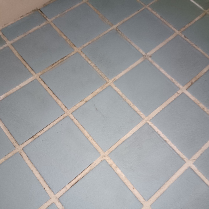 開けた穴をパテで補修