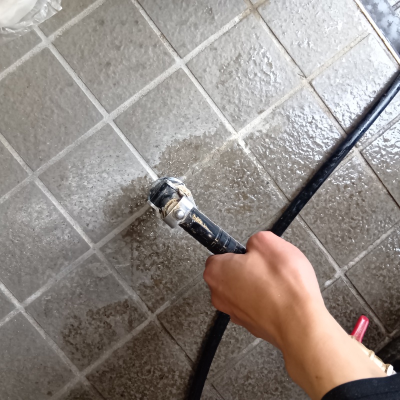 床にシロアリ駆除剤を注入