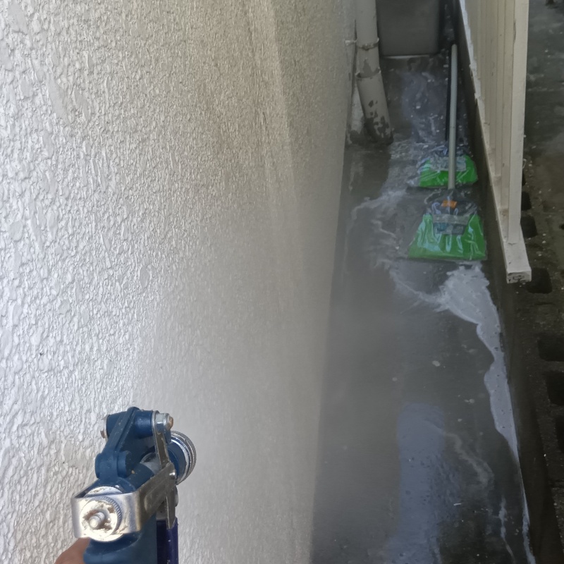 建物まわりにシロアリ駆除剤を散布