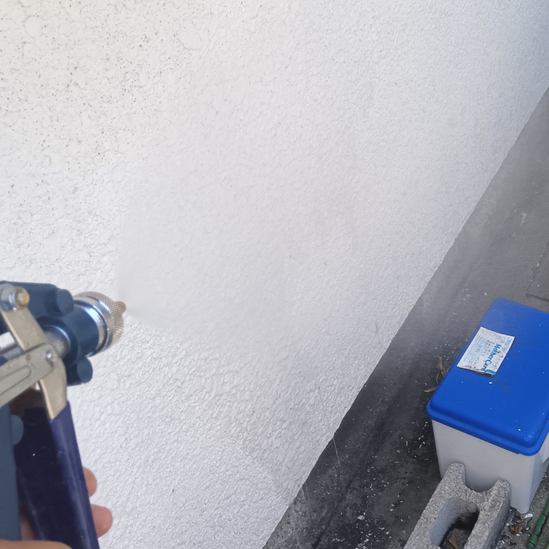 建物まわりにシロアリ駆除剤を散布