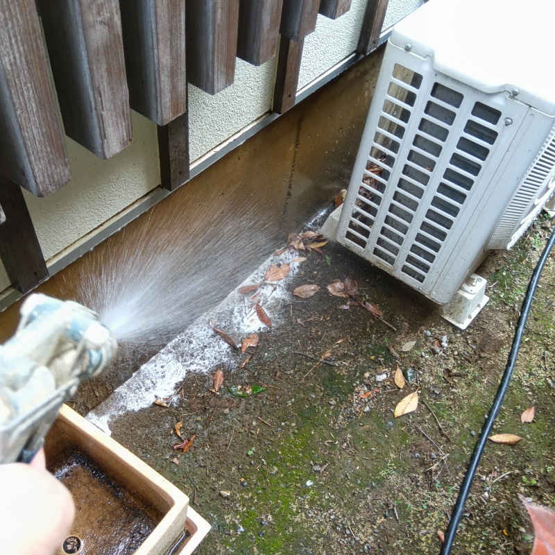 室外機まわりにシロアリ駆除剤を散布