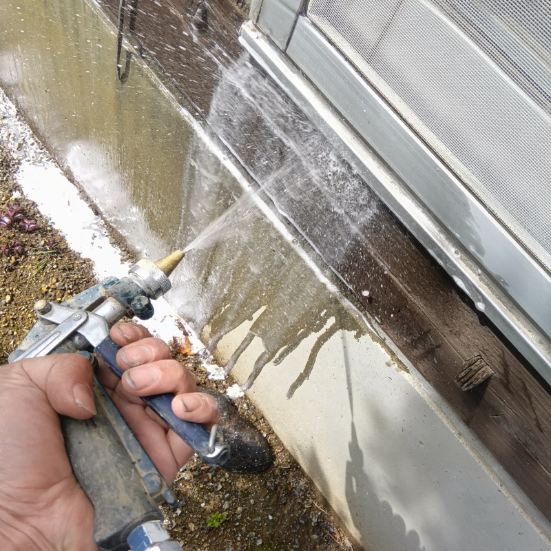 窓際にシロアリ駆除剤を散布