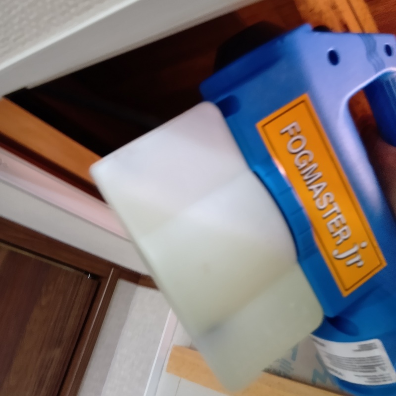 噴霧器で殺虫剤を散布