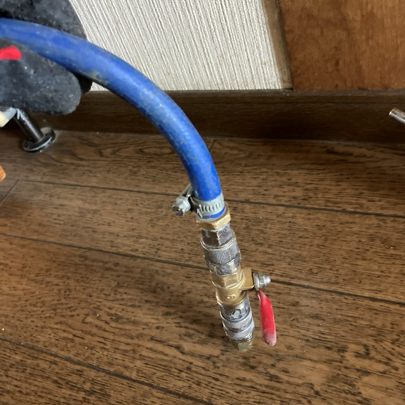 室内の床にシロアリ駆除剤を注入