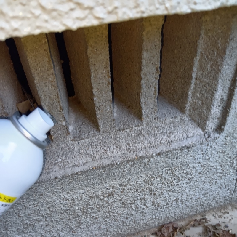 床下換気口から忌避剤をスプレー