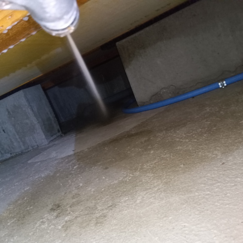 床下の地面にシロアリ駆除剤を散布