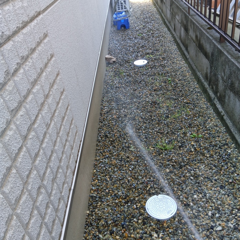 建物の外周にシロアリ駆除剤を散布