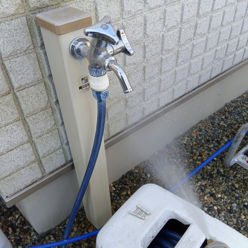 建物の外周にシロアリ駆除剤を散布