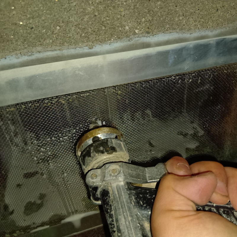 床下換気口からシロアリ駆除剤を散布