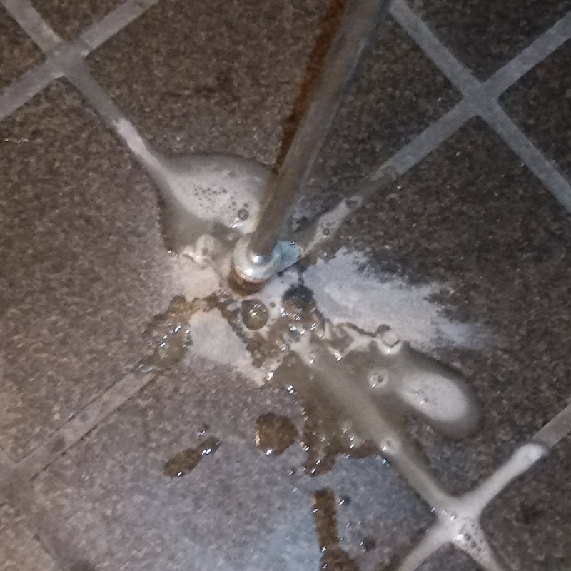 床に防蟻剤を注入