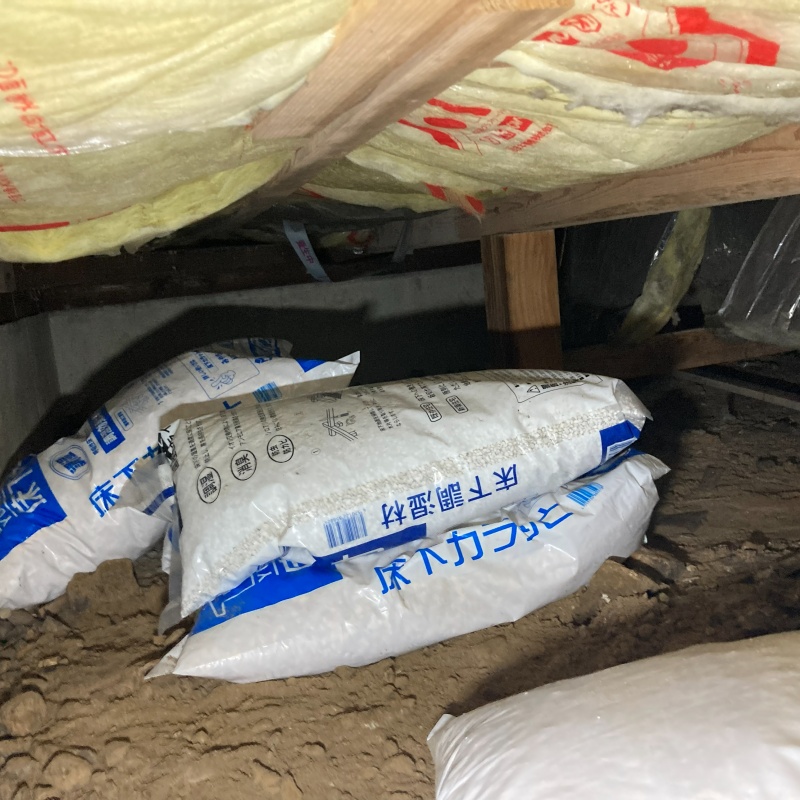 地面が露出した状態の床下
