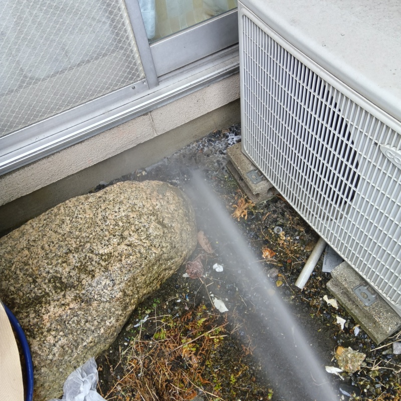 建物の外周にシロアリ駆除剤を散布