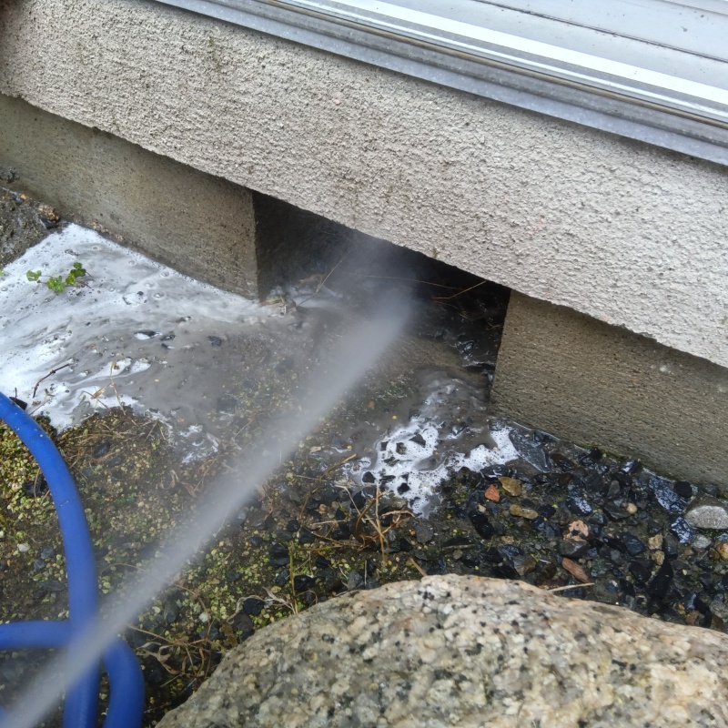 建物の外周にシロアリ駆除剤を散布