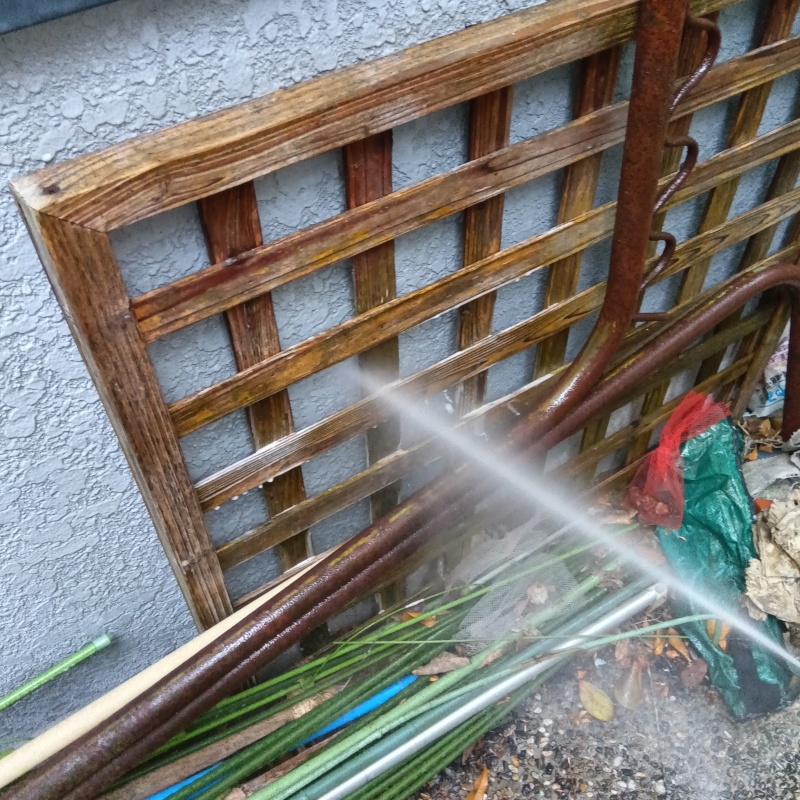 木製フェンスにシロアリ駆除剤を散布