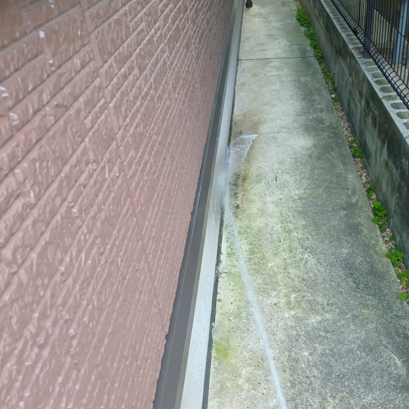 建物の外周に防蟻剤を散布