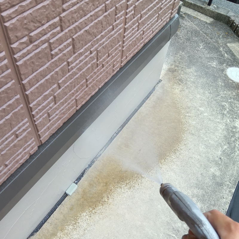 建物の外周に防蟻剤を散布