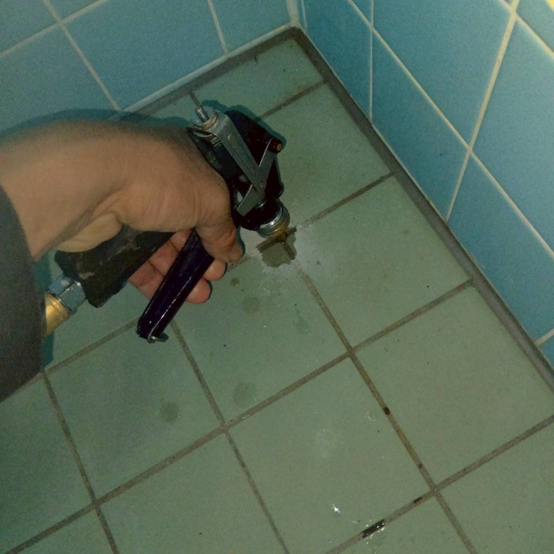 床にシロアリ駆除剤を注入
