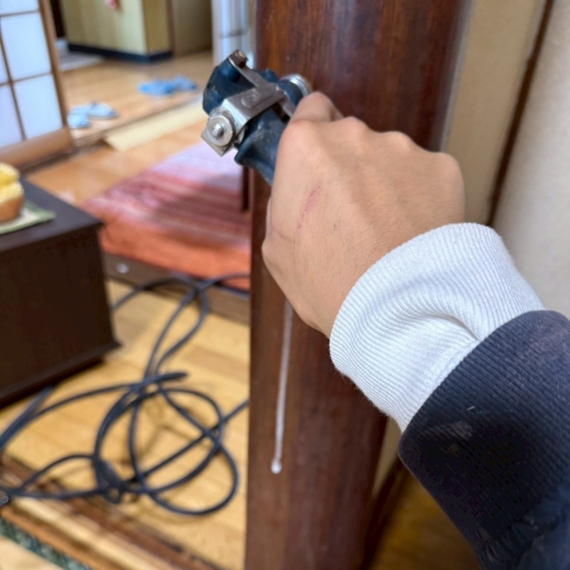 柱にシロアリ駆除剤を注入