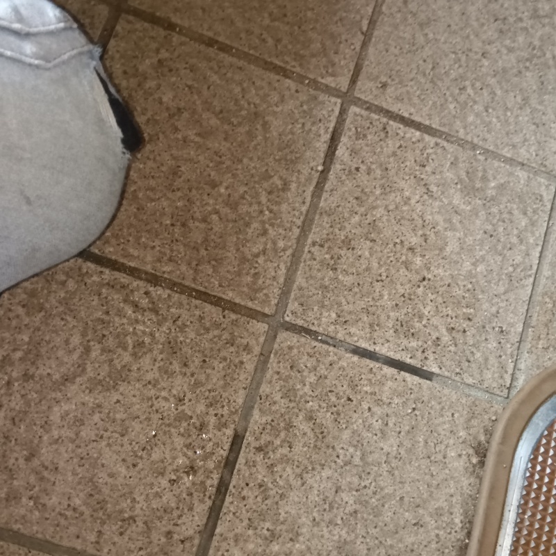 開けた穴をパテで補修