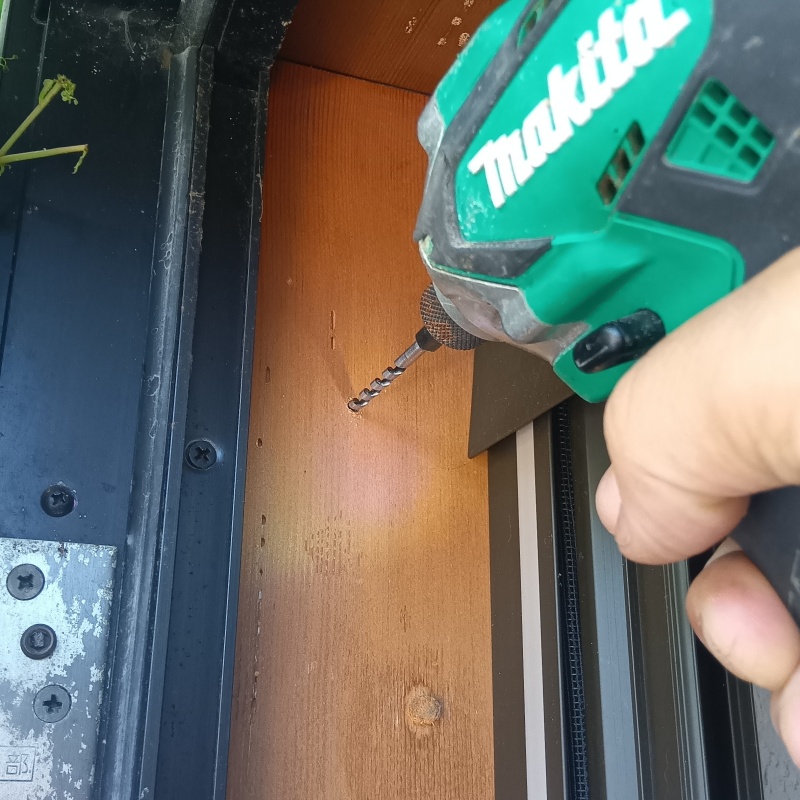 穴を開けてシロアリ駆除剤を注入
