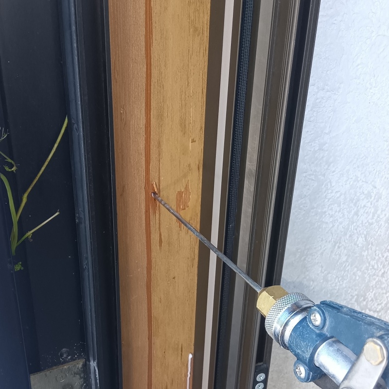 穴を開けてシロアリ駆除剤を注入