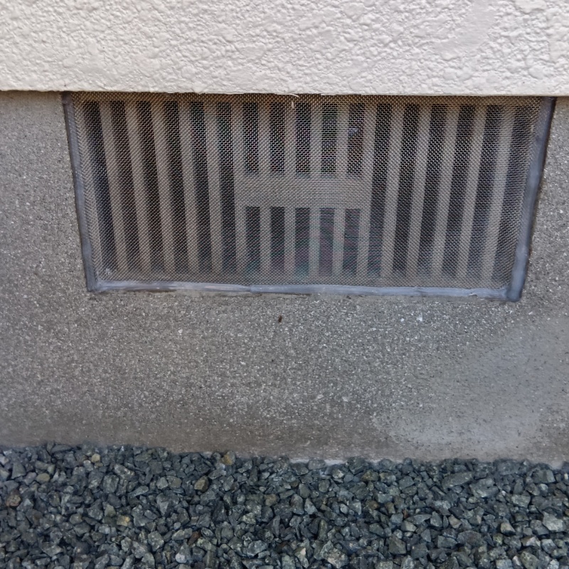 床下換気口をネットとパテで封鎖