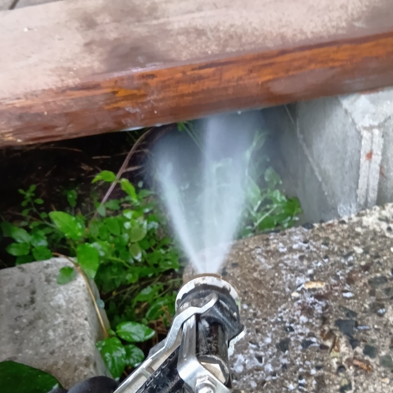 建物まわりにシロアリ駆除剤を散布