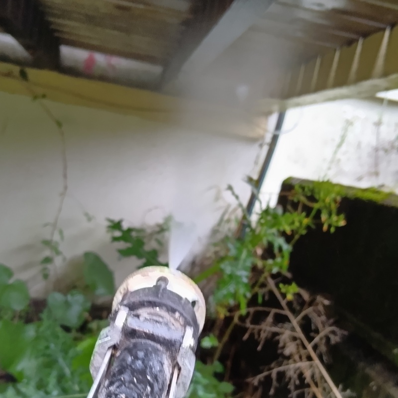建物まわりにシロアリ駆除剤を散布