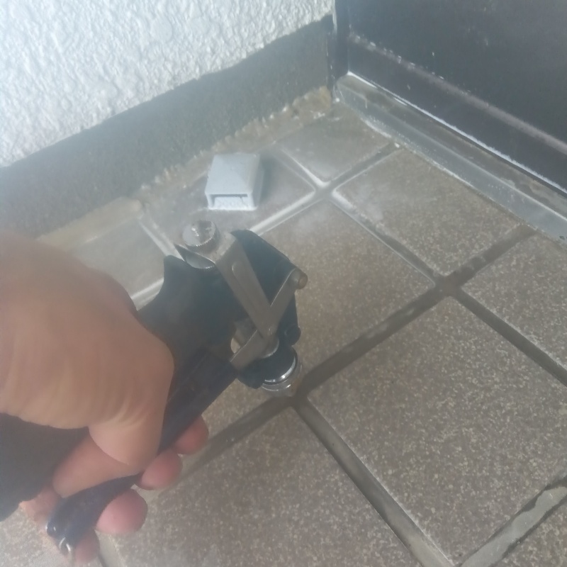玄関の床タイルにシロアリ駆除剤を注入