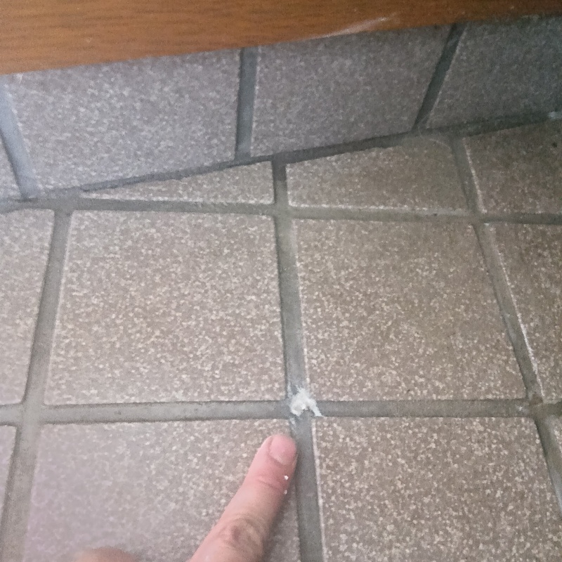 開けた穴をパテで補修