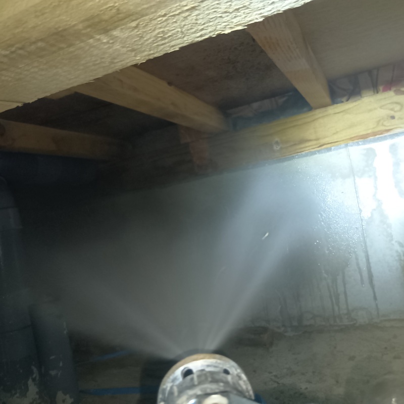 床下の木材にシロアリ駆除剤を散布