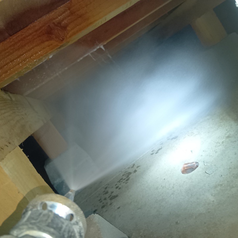 床下の木材にシロアリ駆除剤を散布