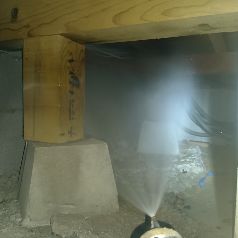 床下の土壌・基礎にシロアリ駆除剤を散布