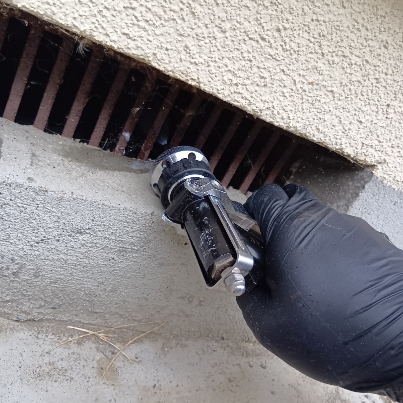 床下換気口からシロアリ駆除剤を散布