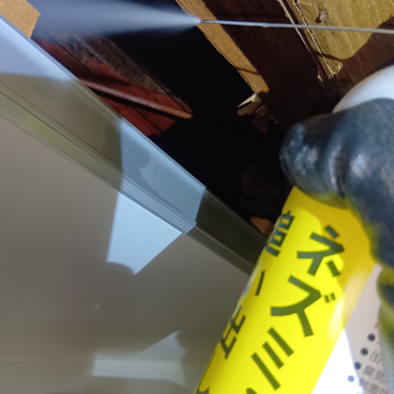 天井裏に忌避剤をスプレー