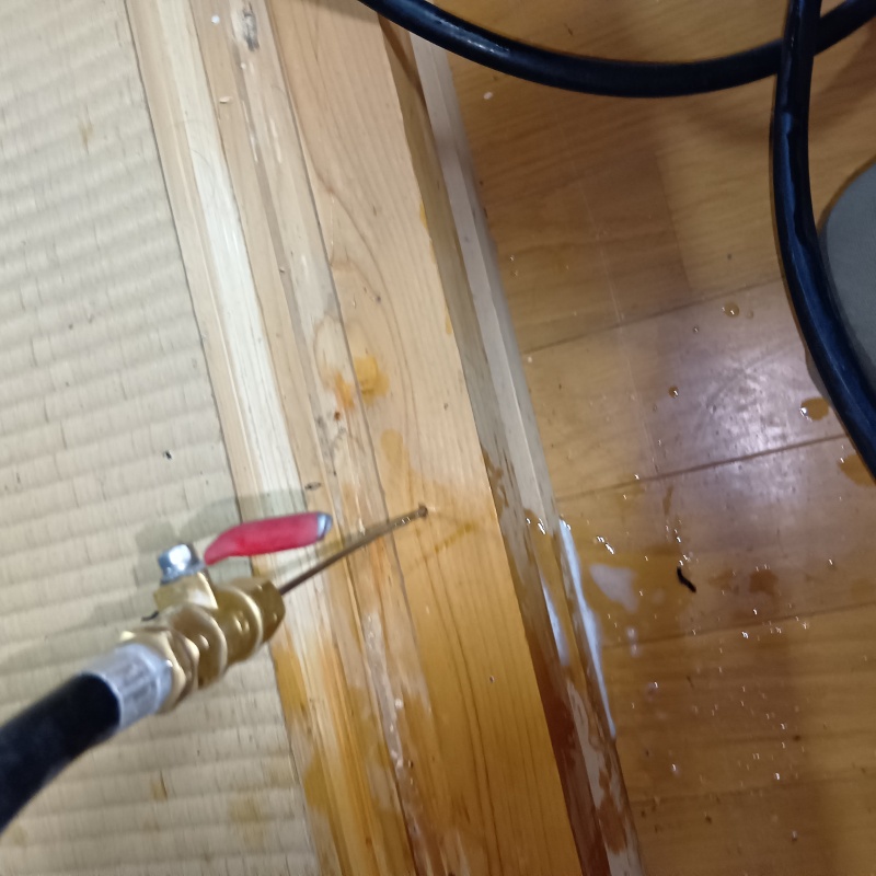 室内の木部にシロアリ駆除剤を注入