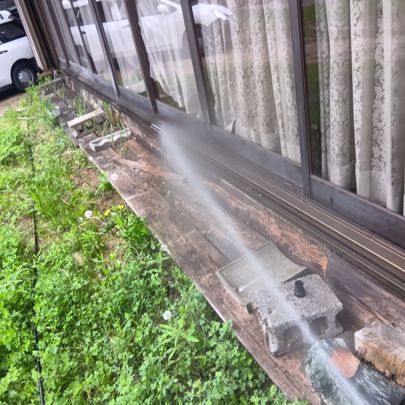 建物の外周にシロアリ駆除剤を散布